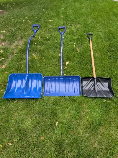 Pelle avec manche ergonomique et aluminium de 19.5 po. 20.00$ Pelle avec manche ergonomique et alumi...