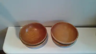 4 bols en bois; diamètre 6 po 4$ 2 petites passoires: diamètre 3.5 et 4 po. - 2$ (blanche vendue) 1...
