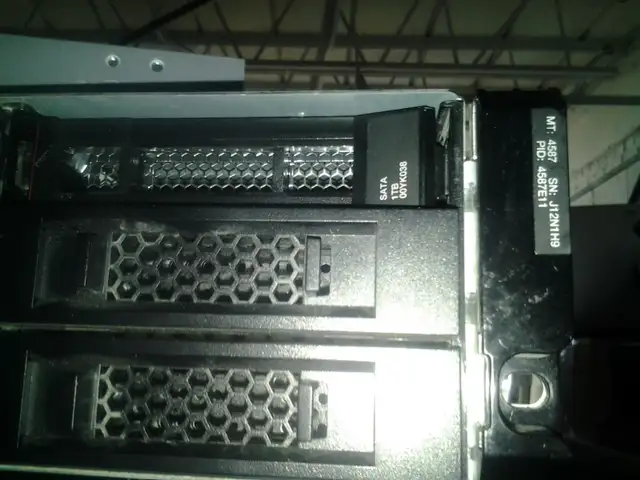 Lenovo 4587-HC1 12-bay 3.5" Storage Expansion Enclosure /w 2x 01 in Other in City of Montréal - Image 3