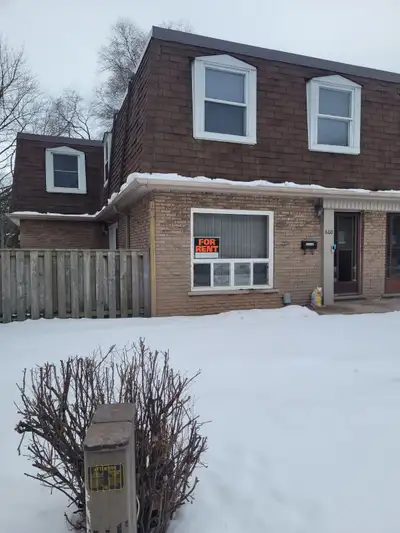 Unit first time available in over 20 years in desirable area. Close to QEW, Public Transit, Spencer...