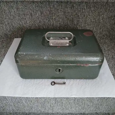 Coffre coffret petite caisse vintage avec clé, View more