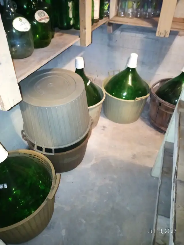Large wine making collection in Hobbies & Crafts in St. Catharines - Image 4