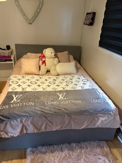 lit Queen , View more