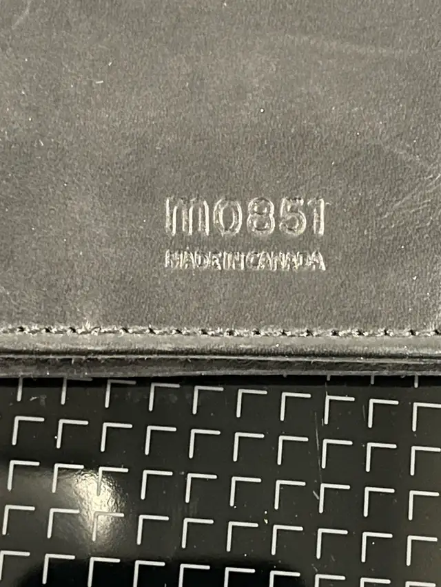 M0851 leather passport holder in Women's - Bags & Wallets in City of Montréal - Image 8