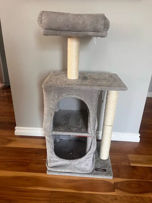 Cat Post - like new 