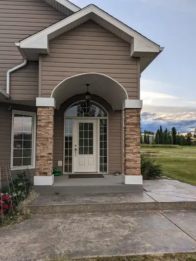 5 Bedroom 3 Bathroom Home located just outside the city!!!