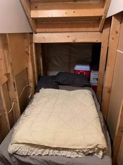 Clean Tiny room available $25 a day,minimum a week stay.Twin Bed,blankets,pillow,washer,dryer,microw...