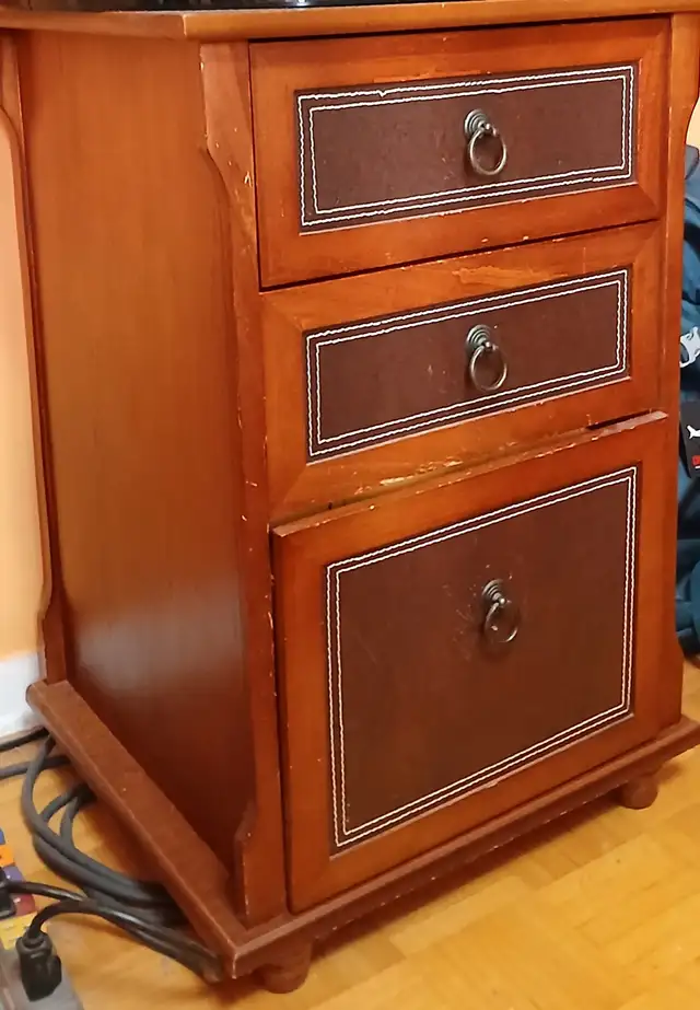 3-Drawer File Cabinet from Real Oak & Leather in Bookcases & Shelving Units in Mississauga / Peel Region - Image 2