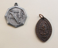 CANTERBURY CATHEDRAL keychain and 2 pendants.