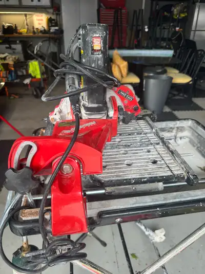 REDUCED!! Portable 7 inch wet saw Laser guide Portable table base on wheels
