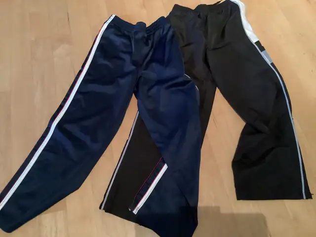 Manteau printemps ,chandails ,short, sandales in Skates & Blades in Granby - Image 3