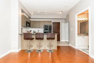 Condo available for rent, move-in February 1, 2026 10th floor, easy access to 403 highway, square on...