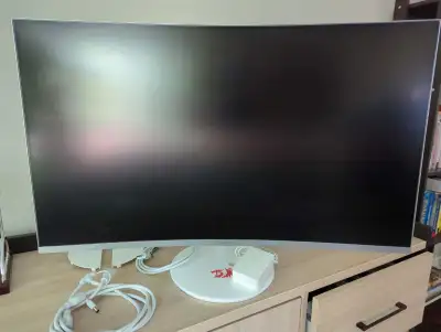Fully working 32" Samsung curved matt finished monitor comes with 1 HDMI, 1 Display Port and adaptor...