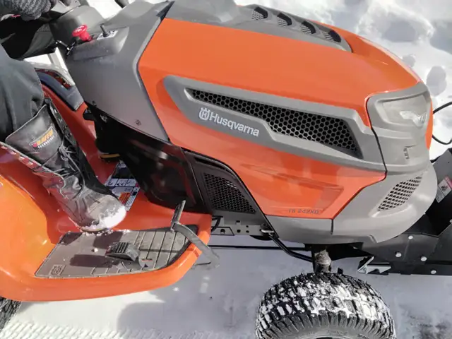 souffleuse à neige et tracteur à  gazon in Snowblowers in Laurentides - Image 10