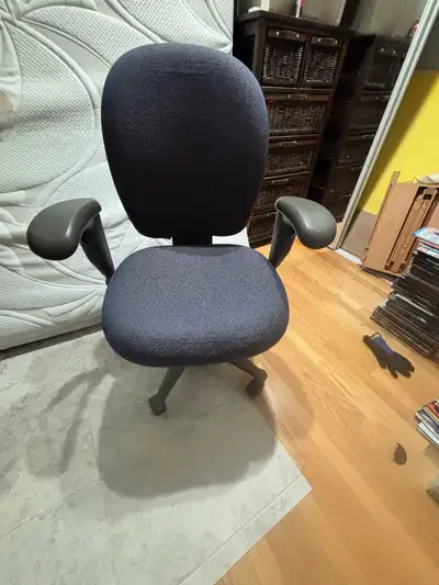 This is a used Herman Miller Mirra chair, ready to bring ergonomic support to your workspace! It's i...