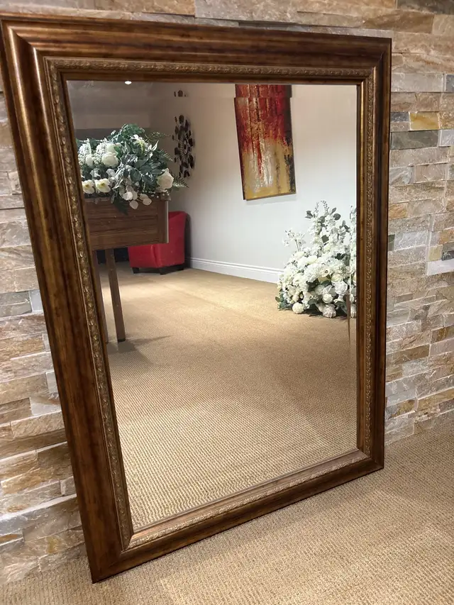 Wood‑Framed Mirror with Bevelled Glass – FOR SALE in Home Décor & Accents in Mississauga / Peel Region - Image 2