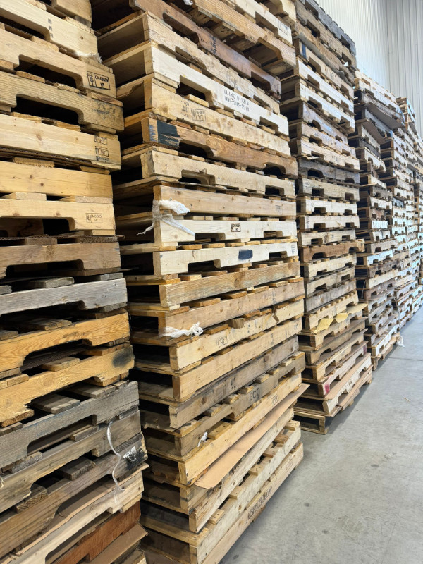 Pallets for sale ! 40 X 48 in Industrial Shelving & Racking in Ottawa - Image 2