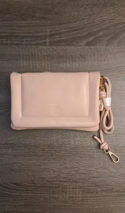Petit sac à main de soirée ou de bal avec pochette intérieure à fermeture éclair. Dimensions 9" larg...