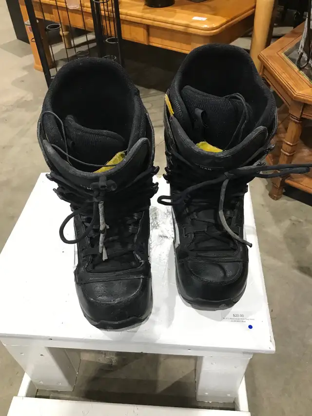 Burton Hail Snowboard Boots (Size 11.0M) in Snowboard in Calgary - Image 3