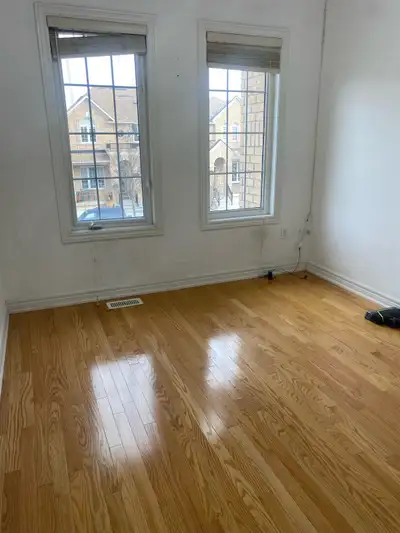 Room for rent near castle oaks & gore road near asian food center . Room is on upper level . walking...