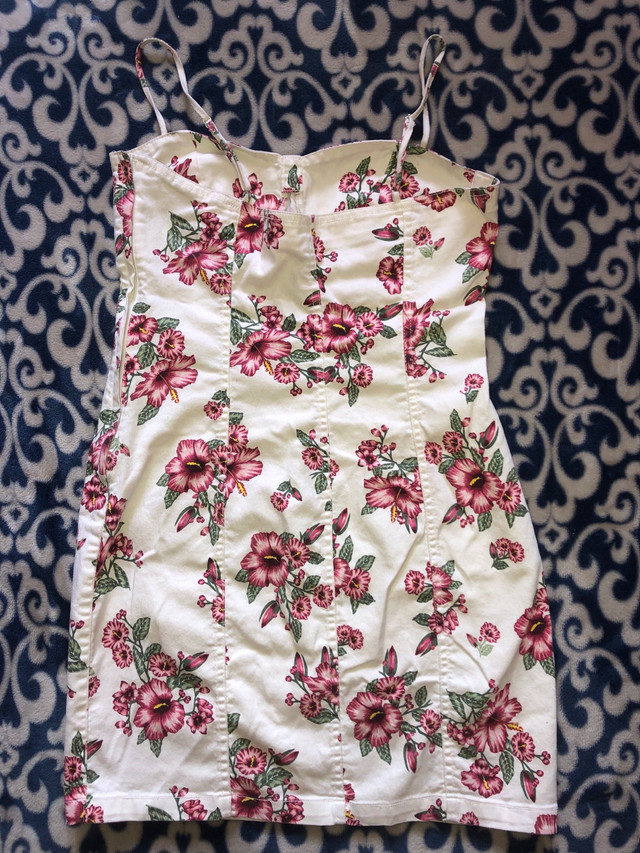 H&M Flowery Fitted Dress in Women's - Dresses & Skirts in Oshawa / Durham Region - Image 4