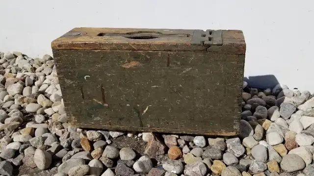 WW1 ammo box M1915 US Army oak brass for Vickers Colt 30 cal mg in Arts & Collectibles in Ottawa - Image 11