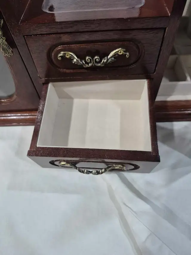 Vintage Style Wooden Jewelry Armoire Cabinet w/ Drawers & Neckl in Home Décor & Accents in City of Toronto - Image 9
