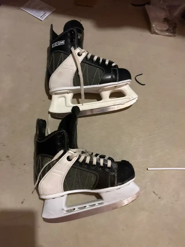 Youth hockey skates Size 2 in Skates & Blades in Kitchener / Waterloo - Image 2