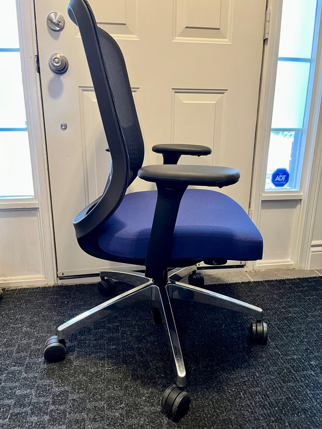 High ending brand ergonomic office chairs (Teknion Projek) dans Chaises, Fauteuils inclinables  à Kitchener / Waterloo - Image 2