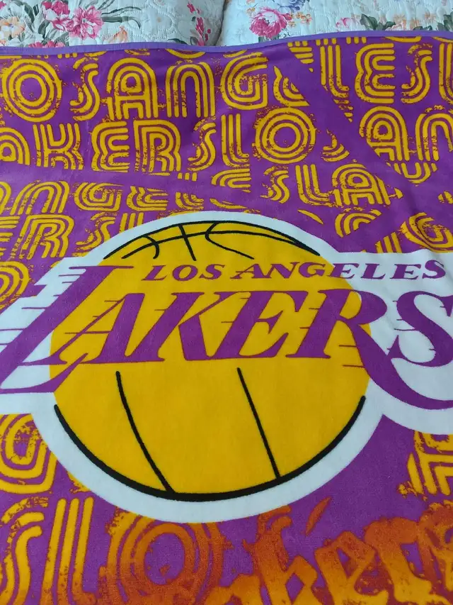 Los Angeles Lakers throw in Basketball in Calgary - Image 3