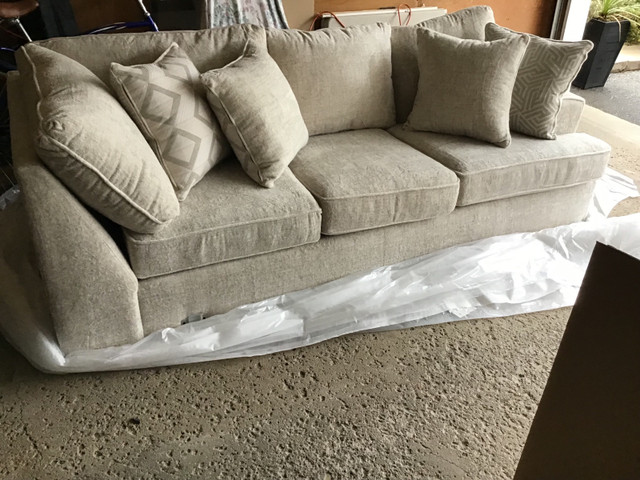 Corner sofa  in Couches & Futons in Mississauga / Peel Region - Image 4