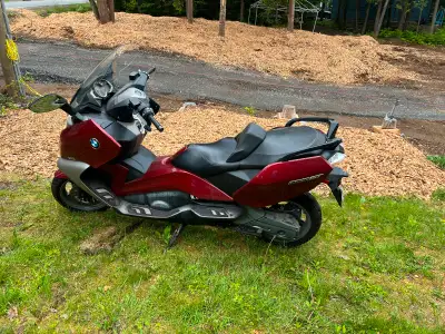 Cette petite moto a besoin d’être nettoyé et une un côté a été remplacé car échappé dans le stationn...