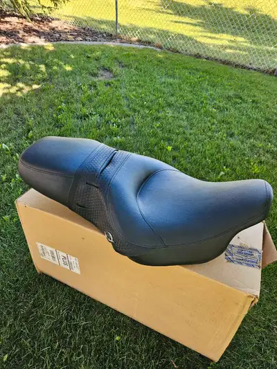 Harley Davidson Roadking Classic New seat never used 711471 $350 RdW 92/61 0067 If the ad is up, it'...