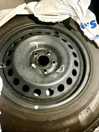 Michelin X-ICE SNOW SUV tire size 235/65R17 Set of 4 on rims. Almost brand new used only 1 season. F...