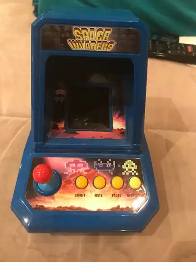 Vintage space invaders game. Nice shape and battery compartment clean. Didn’t turn on though.