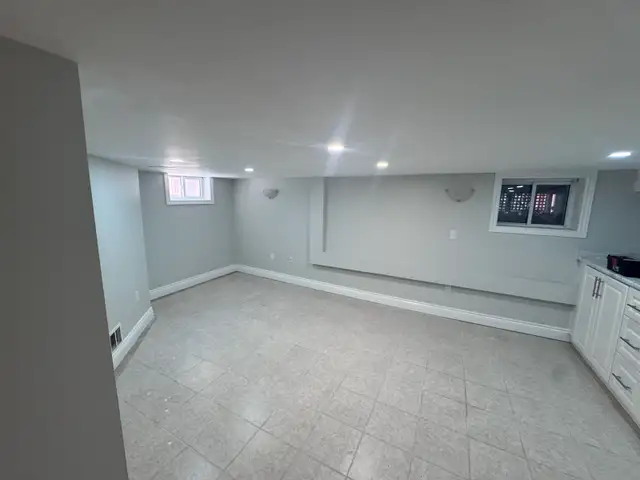 RENOVATED BASEMENT FOR RENT–PRIVATE ENTRANCE, UTILITIES INCLUDED in Room Rentals & Roommates in Oshawa / Durham Region - Image 6