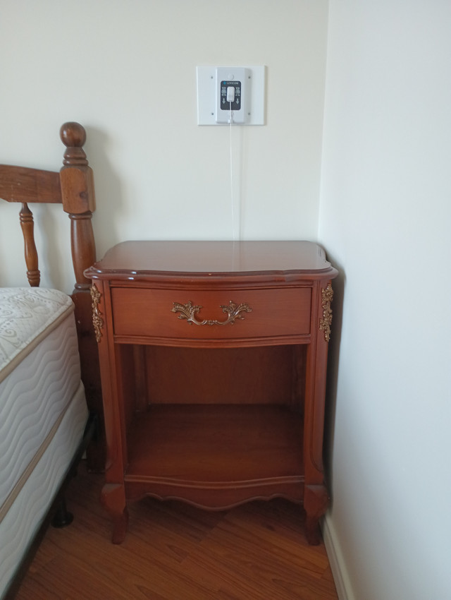 Commode et table de chevet dans Commodes et armoires  à Ville de Québec - Image 2