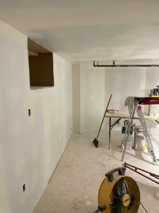 Drywall taper429746880166635520