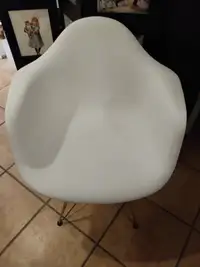 Very good condition white faux Eames chair