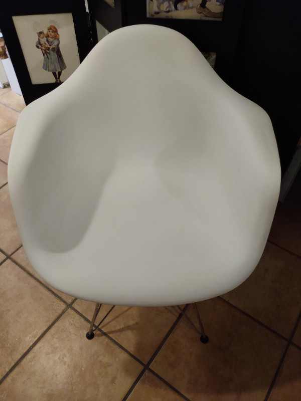 Very good condition white faux Eames chair in Chairs & Recliners in Vancouver