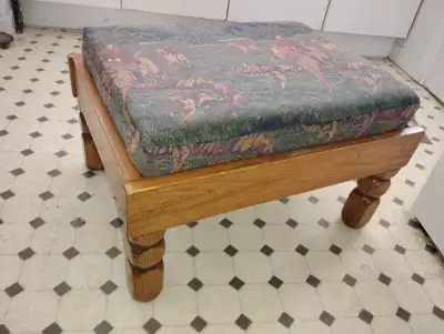 Pouf en bois avec coussin, View more