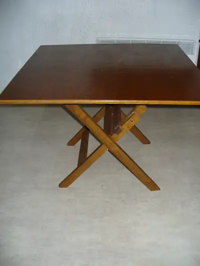 Table à cartes pliante en bois Fabrication maison Dessus en contreplaqué Pattes en bois franc Dimens...