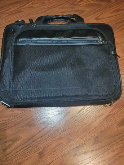 This is a black Roots laptop bag, perfect for carrying your laptop and accessories! This bag has bee...