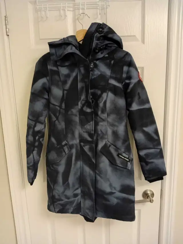 canada goose winter jacket in Women's - Tops & Outerwear in Markham / York Region - Image 3