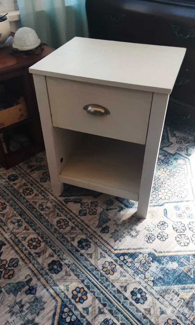 White nightstand with soft close drawer in Dressers & Wardrobes in Brockville - Image 4