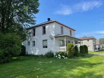 Très bien situé, au cœur du village. Immeuble de 2 étages+ou- 60 ans. sur grand terrain +ou-22,500 P...
