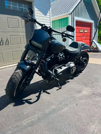 Harley softail fat bob 2018 avec le 114. Moto rare et unique plusieurs ajouts trop a énumérer. Guido...