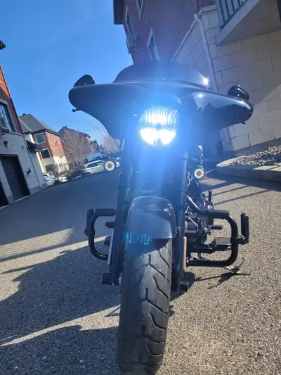 Moteur 1803cc screaming eagle twin cam 110B. Peinture vivid black,lumières led ,cruise contrôle,boom...