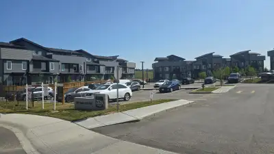 2 Bedrooms Townhouse with Den and Rooftop Patio at Rockland Park