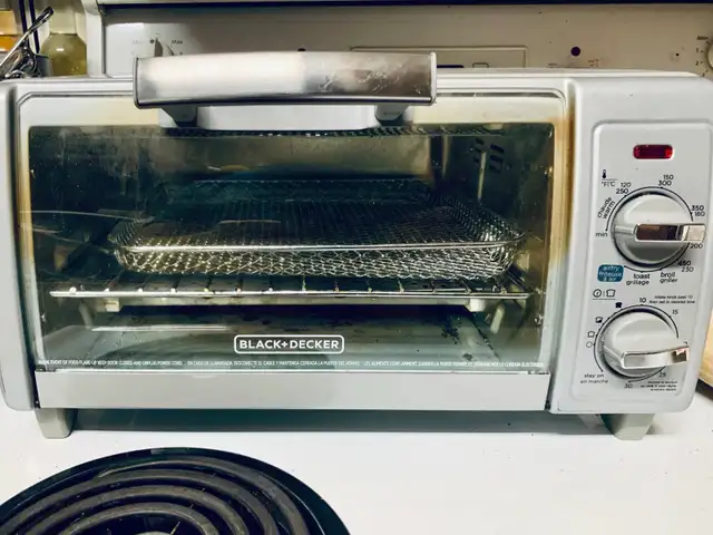 Black+Decker Toaster Oven (Model: TO1785SGC) in Toasters & Toaster Ovens in Mississauga / Peel Region - Image 5